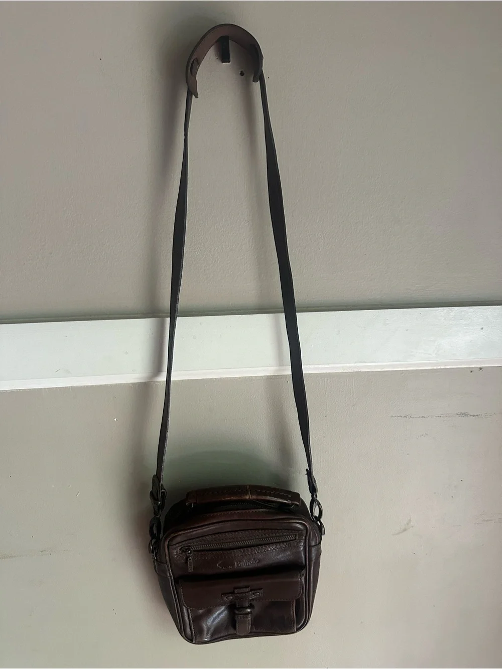 Buffalo Men's Dark Brown Leather Messenger Crossbody Bag - Compact City Carry